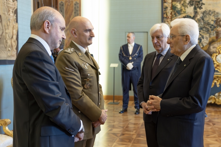 Il Presidente della Repubblica Sergio Mattarella con il Ministro della Salute, Orazio Schillaci e con il Capo di Stato Maggiore della Difesa, Luciano Portolano, in occasione della cerimonia di consegna delle medaglie al "Merito della Sanità Pubblica" e ai "Benemeriti della Salute Pubblica"
