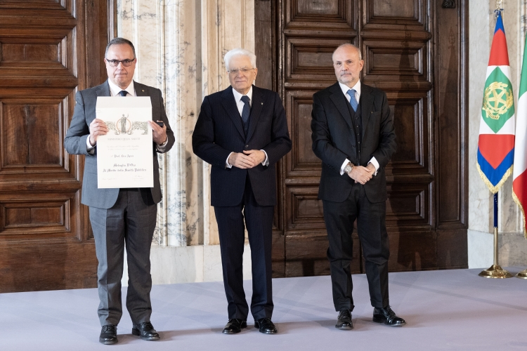 Il Presidente della Repubblica Sergio Mattarella consegna la Medaglia D’Oro “Al merito della Sanità Pubblica” a Ciro Aprea  
