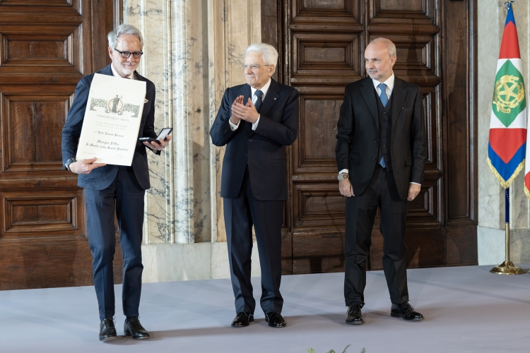 Il Presidente della Repubblica Sergio Mattarella consegna la Medaglia D’Oro “Al merito della Sanità Pubblica” a Roberto Bassani
(foto di Francesco Ammendola - Ufficio per la Stampa e la Comunicazione della Presidenza della Repubblica)