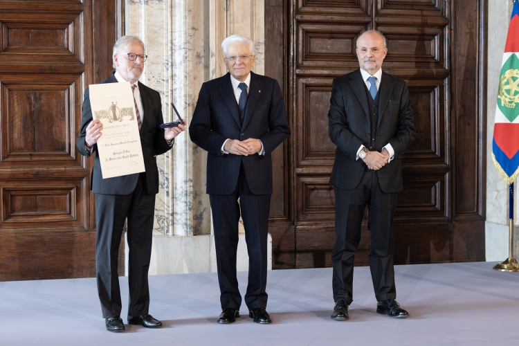 Il Presidente della Repubblica Sergio Mattarella consegna la Medaglia D’Oro “Al merito della Sanità Pubblica” a Francesco Bernetti Evangelista 
