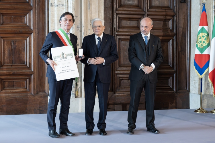 Il Presidente della Repubblica Sergio Mattarella consegna la Medaglia D’Oro “Al merito della Sanità Pubblica” alla Città di Padova 
