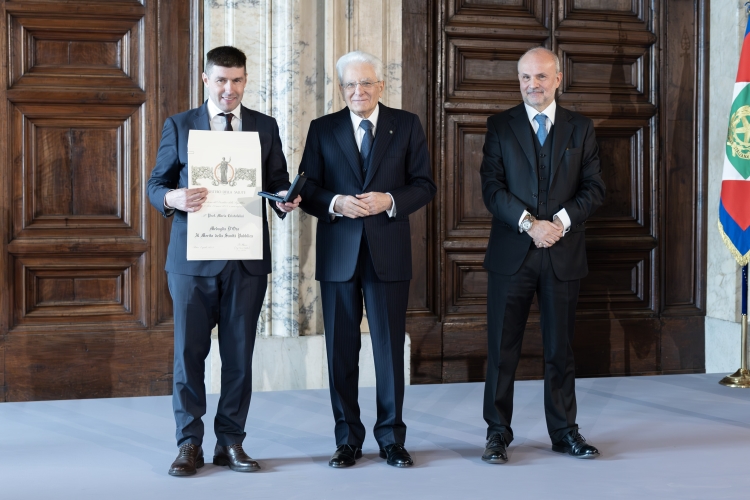 Il Presidente della Repubblica Sergio Mattarella consegna la Medaglia D’Oro “Al merito della Sanità Pubblica” a Mario Cristofolini  
