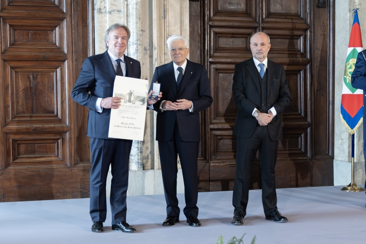 Il Presidente della Repubblica Sergio Mattarella consegna la Medaglia D’Oro “Al merito della Sanità Pubblica” a Gino Gerosa  
