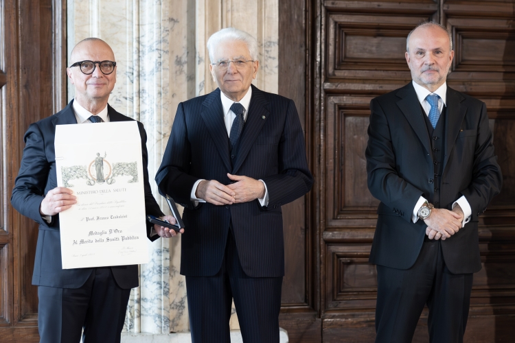 Il Presidente della Repubblica Sergio Mattarella consegna la Medaglia D’Oro “Al merito della Sanità Pubblica” a Franco Trabalzini   

