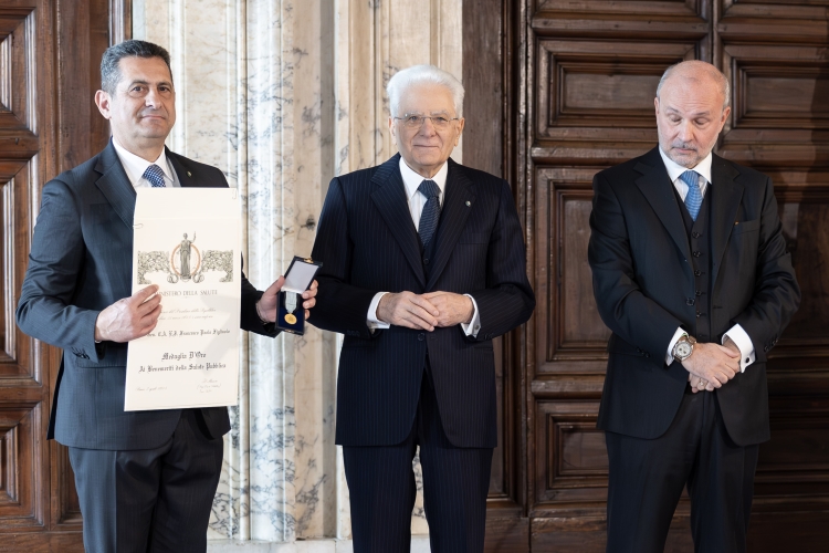Il Presidente della Repubblica Sergio Mattarella consegna la Medaglia D’Oro “Ai Benemeriti della Salute Pubblica” a Francesco Paolo Figliuolo  

