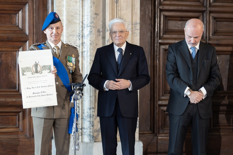 Il Presidente della Repubblica Sergio Mattarella consegna la Medaglia D’Oro “Ai Benemeriti della Salute Pubblica” a Tommaso Petroni    
