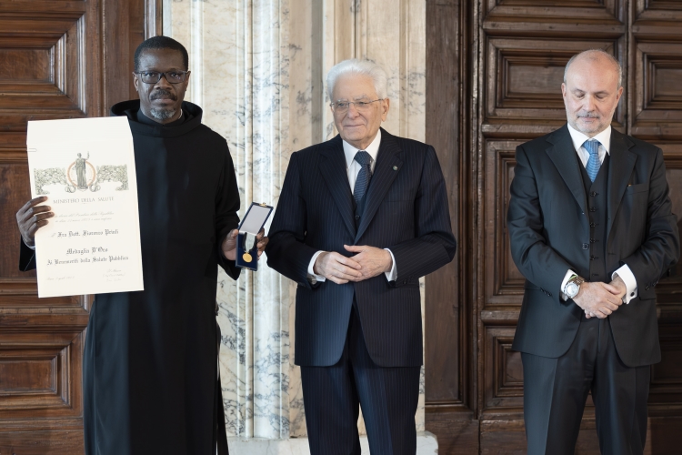 Il Presidente della Repubblica Sergio Mattarella consegna la Medaglia D’Oro “Ai Benemeriti della Salute Pubblica” a Fra Fiorenzo Priuli   
