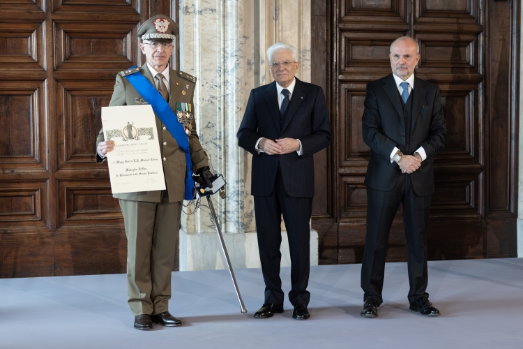 Il Presidente della Repubblica Sergio Mattarella consegna la Medaglia D’Oro “Ai Benemeriti della Salute Pubblica” a Michele Tirico   

