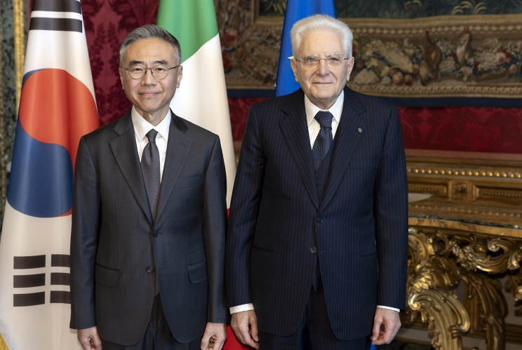 Il Presidente Sergio Mattarella con S.E. il Signor Choon-goo Kim, nuovo Ambasciatore della Repubblica di Corea, in occasione della presentazione delle Lettere credenziali