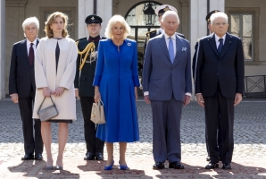 Il Presidente della Repubblica Sergio Mattarella e la Signora Laura con le Loro Maestà il Re Carlo III e la Regina Camilla del Regno Unito di Gran Bretagna e Irlanda del Nord