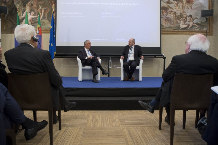 Il Presidente Sergio Mattarella durante l'intervento del Presidente della Repubblica del Portogallo 