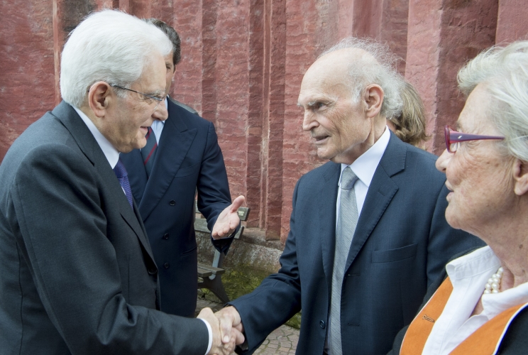 Il Presidente Sergio Mattarella accolto dai familiari del Presidente Einaudi a Dogliani 