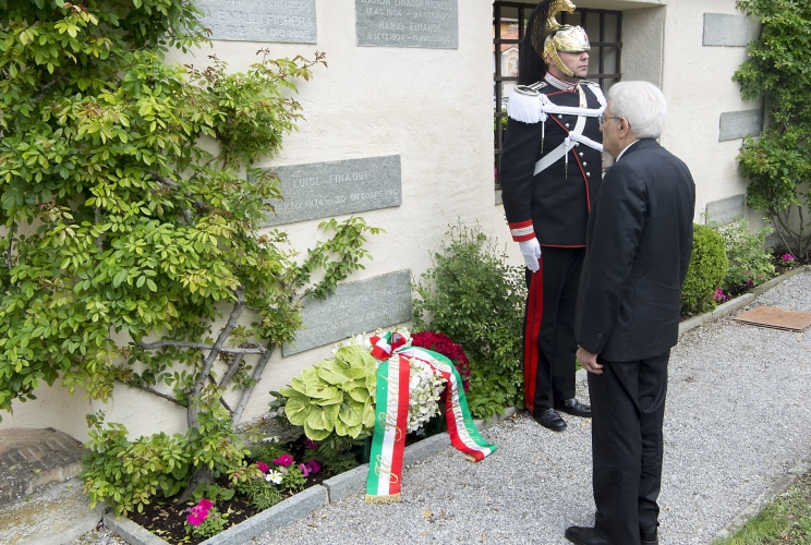 Il Presidente Sergio Mattarella depone un cuscino di fiori sulla tomba del Presidente Luigi Einaudi 