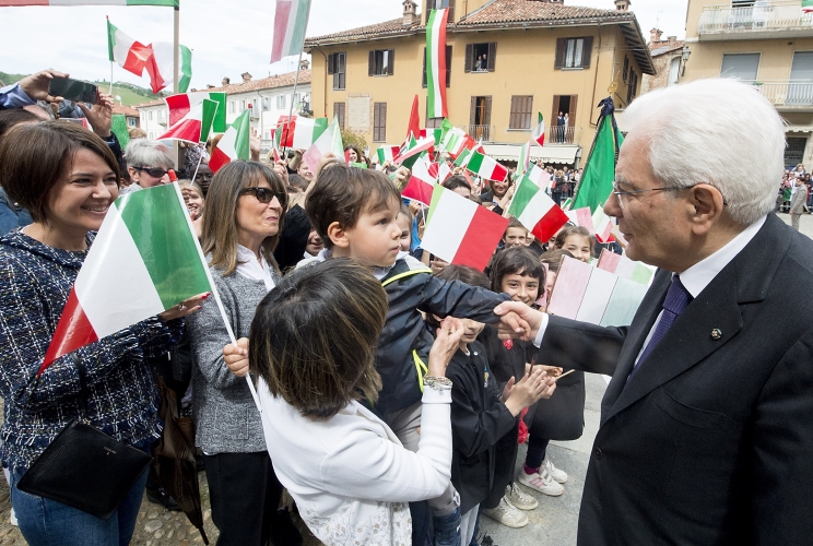 Il Presidente Sergio Mattarella al termine della visita a Dogliani