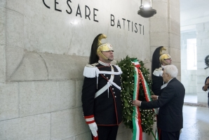 Il Presidente Sergio Mattarella depone una corona al Mausoleo Cesare Battisti