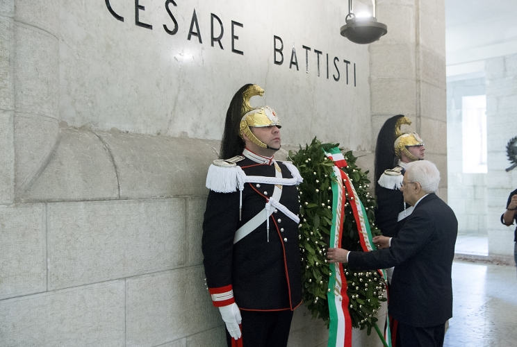 Il Presidente Sergio Mattarella depone una corona al Mausoleo Cesare Battisti