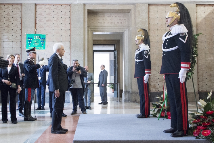 Il Presidente Sergio Mattarella depone una corona 