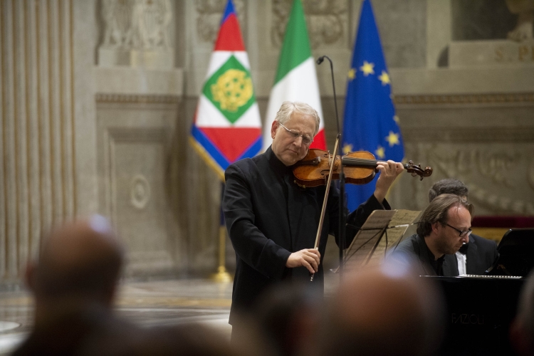 Concerto alla Cappella Paolina eseguito dal violinista Shlomo Mintz e dal pianista Roberto Posseda