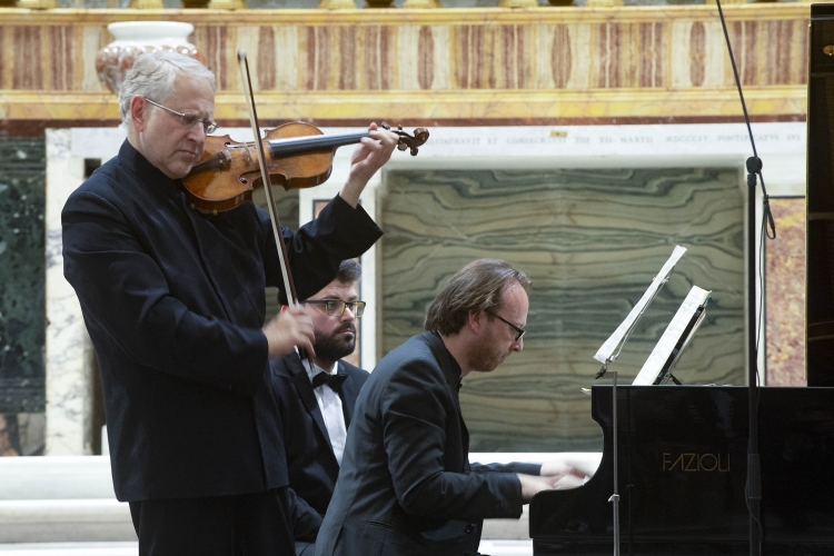 Concerto alla Cappella Paolina eseguito dal violinista Shlomo Mintz e dal pianista Roberto Posseda