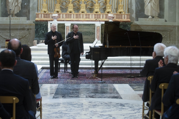 Concerto alla Cappella Paolina eseguito dal violinista Shlomo Mintz e dal pianista Roberto Posseda