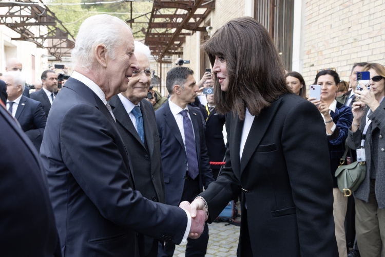 Il Presidente della Repubblica Sergio Mattarella con Sua Maestà il Re Carlo III del Regno Unito di Gran Bretagna e Irlanda del Nord,al Complesso architettonico di Testaccio,saluta Anna Maria Bernini Ministro dell'Università e della Ricerca

