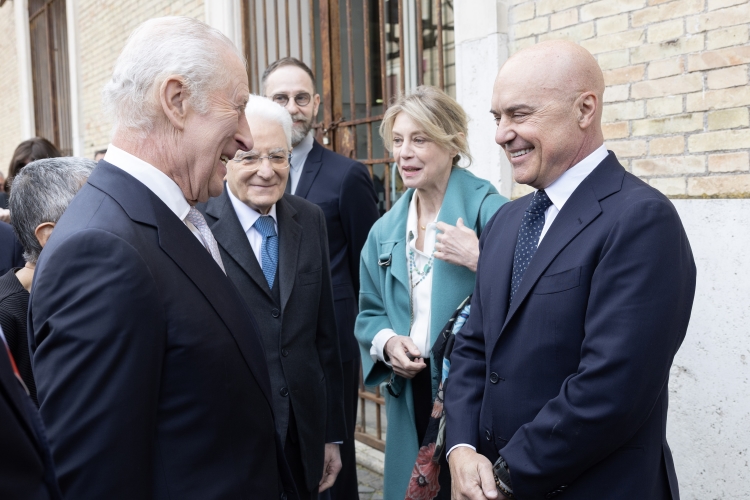 Il Presidente della Repubblica Sergio Mattarella con Sua Maestà il Re Carlo III del Regno Unito di Gran Bretagna e Irlanda del Nord,al Complesso architettonico di Testaccio,con l'attrice Margherita Buy e l'attore Luca Zingaretti 

