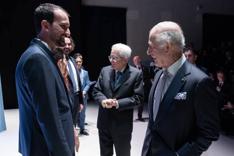 Il Presidente della Repubblica Sergio Mattarella con Sua Maestà il Re Carlo III del Regno Unito di Gran Bretagna e Irlanda del Nord,al Complesso architettonico di Testaccio,con gli studenti dell’Accademia Nazionale di Arte Drammatica “Silvio d’Amico” 
