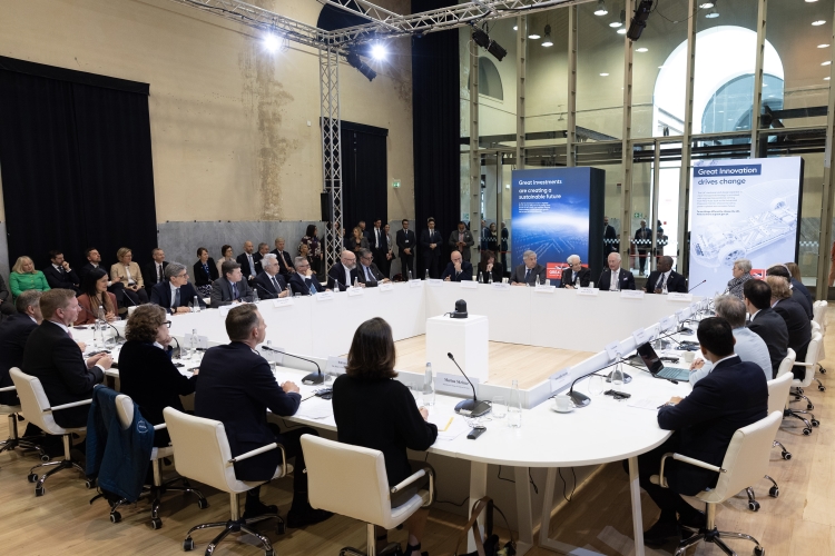 Il Presidente della Repubblica Sergio Mattarella con Sua Maestà il Re Carlo III del Regno Unito di Gran Bretagna e Irlanda del Nord, al Complesso architettonico di Testaccio, alla conclusione della Tavola Rotonda dal titolo “Energia pulita per la crescita”  
