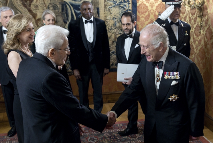Il Presidente della Repubblica, Sergio Mattarella, accoglie il Re Carlo III in occasione del pranzo di Stato.