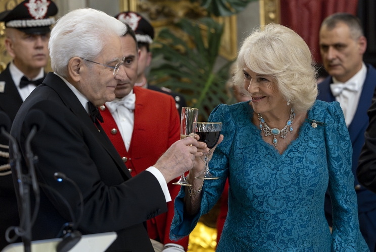 Il Presidente della Repubblica Sergio Mattarella con la Regina Camilla, in occasione del pranzo di Stato