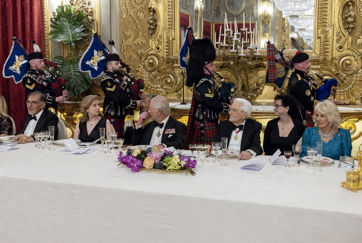 Il Presidente Sergio Mattarella e il Re Carlo III con i Royal Pipers