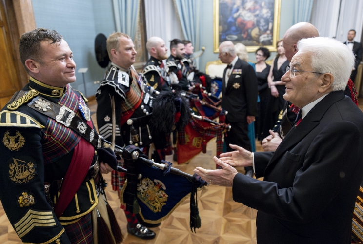 Il Presidente Sergio Mattarella e il Re Carlo III con i Royal Pipers
