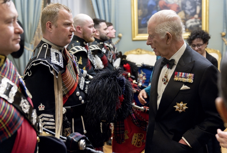 Il Re Carlo III con i Royal Pipers