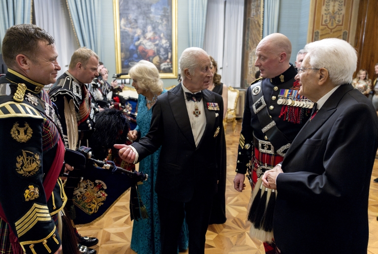 Il Presidente Sergio Mattarella e il Re Carlo III con i Royal Pipers