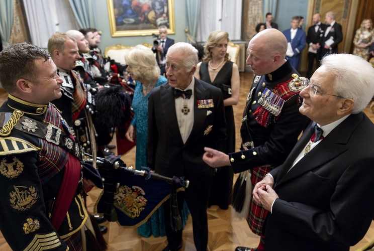 Il Presidente Sergio Mattarella, la Signora Laura, il Re Carlo III e la Regina Camilla con i Royal Pipers
