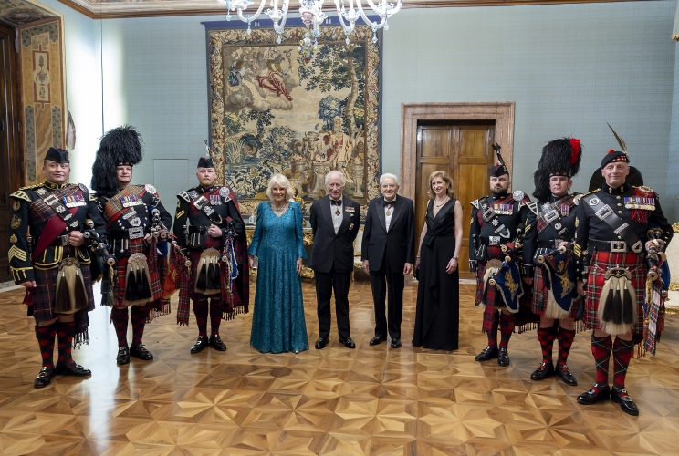 Il Presidente Sergio Mattarella, la Signora Laura, il Re Carlo III e la Regina Camilla con i Royal Pipers