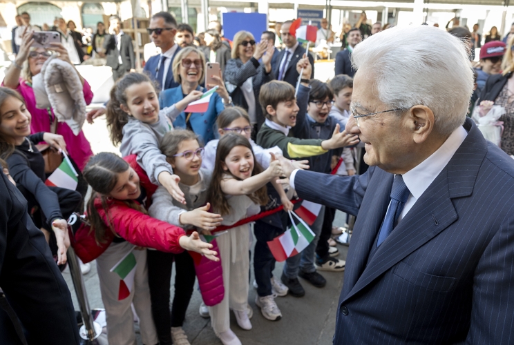 Il Presidente della Repubblica Sergio Mattarella a Ravenna saluta i ragazzi presenti