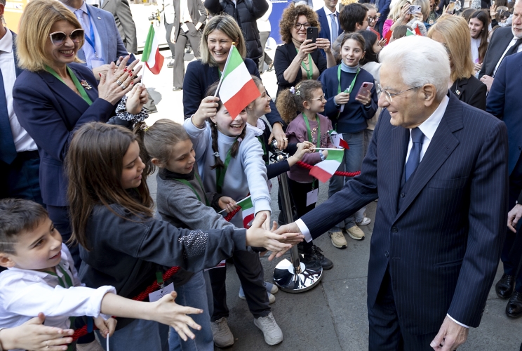 Il Presidente della Repubblica Sergio Mattarella a Ravenna saluta i ragazzi presenti