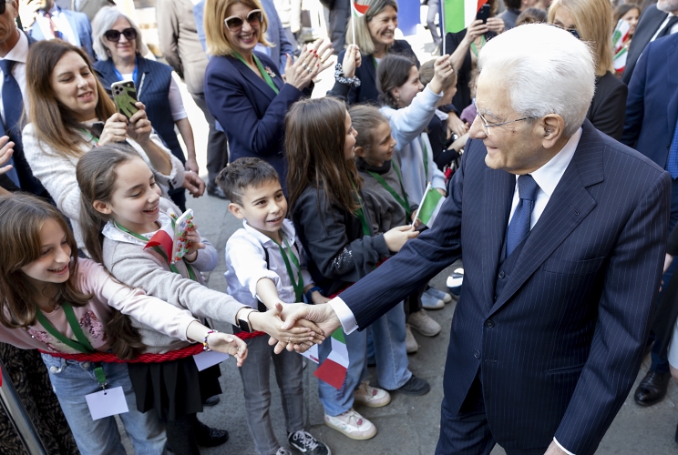 Il Presidente della Repubblica Sergio Mattarella a Ravenna saluta i ragazzi presenti
