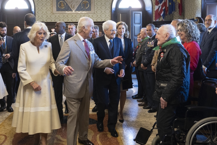 Il Presidente della Repubblica Sergio Mattarella a Ravenna con Re Carlo III, la Regina Camilla e la Signora Laura Mattarella salutano  una rappresentanza delle associazioni dei veterani e partigiane nel Palazzo Municipale