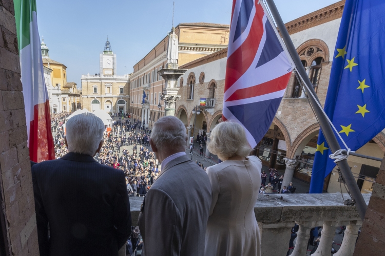 Il Presidente della Repubblica Sergio Mattarella a Ravenna con Re Carlo III, la Regina Camilla salutano i presenti nella piazza sottostante il Palazzo Municipale