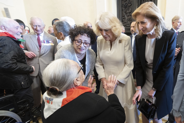 La Regina Camilla e la Signora Laura Mattarella a Ravenna salutano una rappresentanza delle associazioni dei veterani e partigiane
