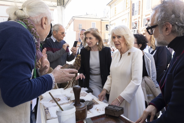 La Regina Camilla e la Signora Laura Mattarella in Piazza del Popolo a Ravenna
