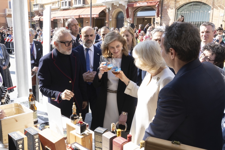 La Regina Camilla e la Signora Laura Mattarella in Piazza del Popolo a Ravenna

