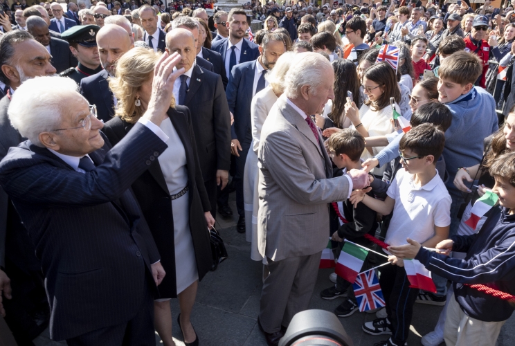 Il Presidente della Repubblica Sergio Mattarella con Re Carlo III in Piazza del Popolo a Ravenna
