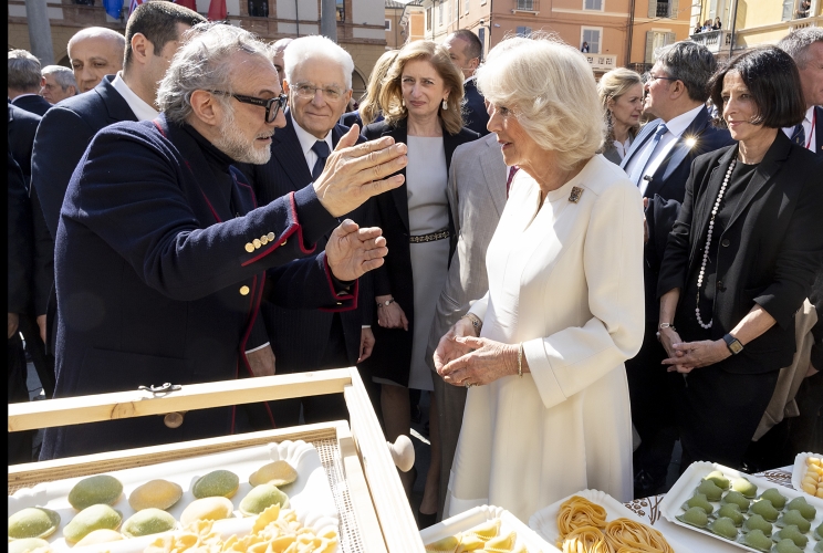 Il Presidente Sergio Mattarella e la Signora Laura Mattarella con la Regina Camilla in Piazza del Popolo a Ravenna
