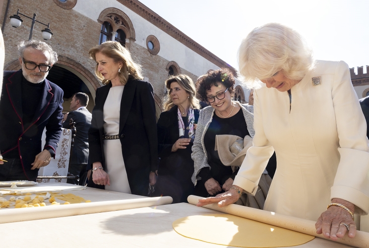  La Signora Laura Mattarella con la Regina Camilla in Piazza del Popolo a Ravenna

