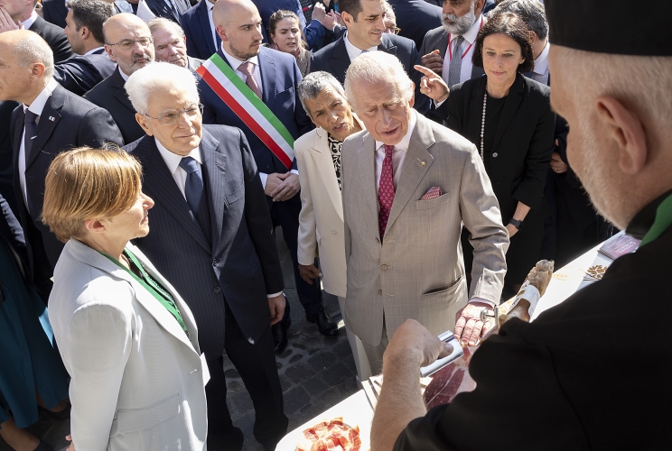 Il Presidente della Repubblica Sergio Mattarella con Re Carlo III in Piazza del Popolo a Ravenna

