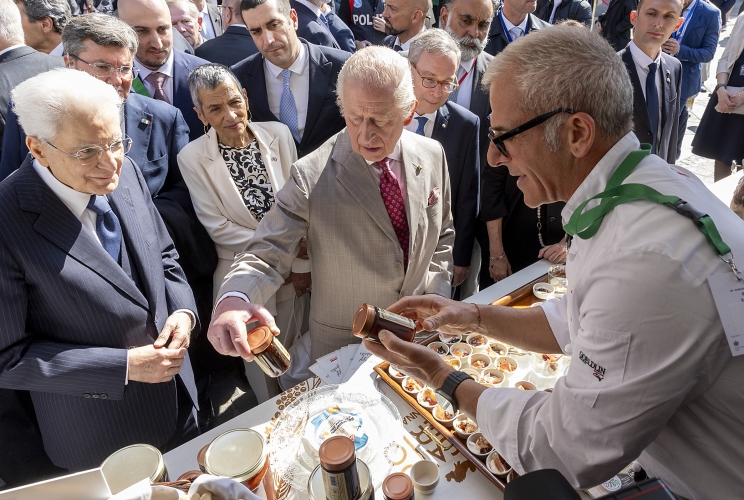 Il Presidente della Repubblica Sergio Mattarella con Re Carlo III in Piazza del Popolo a Ravenna
