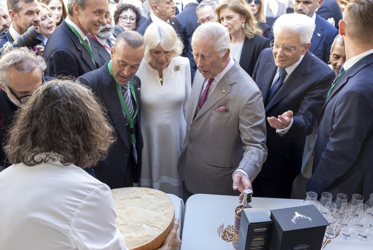 Il Presidente della Repubblica Sergio Mattarella con Re Carlo III e la Regina Camilla in Piazza del Popolo a Ravenna
